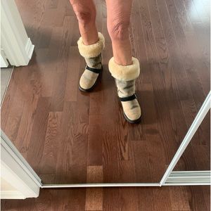 Gently used, different colouring than most! Looks good folded or not!